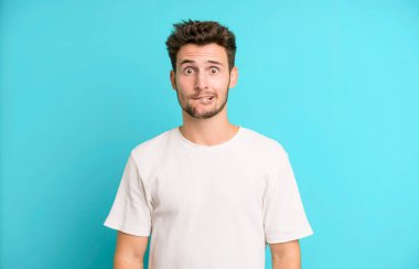 Genç yakışıklı adam kendini cahil, kafası karışmış ve hangi seçeneği seçeceği konusunda kararsız hissediyor, sorunu çözmeye çalışıyor.