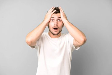 Dehşete kapılmış ve şok olmuş hisseden genç yakışıklı adam, bir hata yüzünden el ele tutuşuyor ve panikliyor.