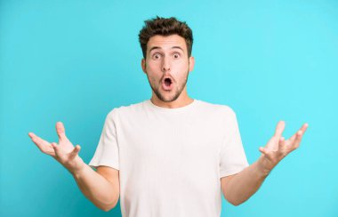 Genç ve yakışıklı bir adam son derece şok olmuş ve şaşırmış, endişeli ve paniklemiş, stresli ve dehşete kapılmış görünüyor.