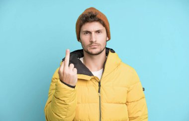 Yakışıklı genç sinirli, sinirli, asi ve agresif hissediyor. Kış giysileri ve soğuk konsept