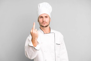 Yakışıklı genç sinirli, sinirli, asi ve agresif hissediyor. Şef konsepti