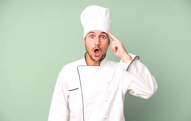 Yakışıklı genç şaşırmış görünüyor, yeni bir düşünce, fikir ya da konsept keşfediyor. Şef konsepti