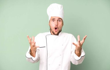 Yakışıklı genç kendini çok şaşırmış ve şaşkın hissediyor. Şef konsepti