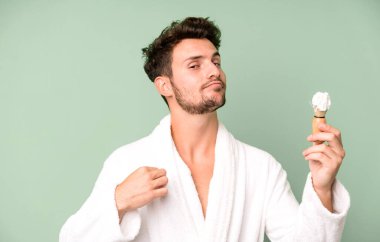 Yakışıklı genç kibirli, başarılı, pozitif ve gururlu görünüyor. Bornoz giyiyor ve tıraş oluyor.