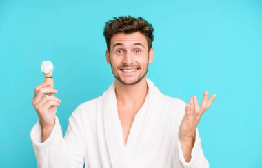 Yakışıklı genç kendini mutlu hissediyor, bir çözümü ya da fikri fark edince şaşırıyor bornoz giyiyor ve traş oluyor.