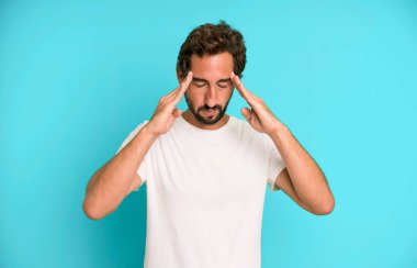 Genç çılgın adam konsantre, düşünceli ve ilham verici görünüyor, beyin fırtınası yapıyor ve hayal kuruyor.