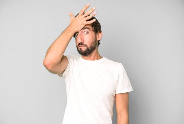 Genç çılgın bir adam unutulmuş bir mühlet yüzünden panikliyor, stresli hissediyor, bir karmaşayı veya hatayı örtbas etmek zorunda kalıyor.