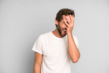 Genç çılgın adam gülüyor ve alnına şaplak atıyor. Unuttum ya da aptalca bir hataydı. 