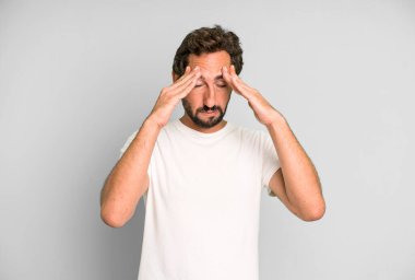 Delikanlı stresli ve hayal kırıklığına uğramış görünüyor. Baskı altında çalışıyor. Başı ağrıyor ve sorunları var.