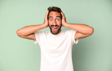 Kızgın agresif bir ifadeyle kameraya bakan genç çılgın bir adam kızgın, çılgın bir patron gibi görünüyor.