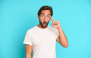 Genç çılgın adam şaşırmış, ağzı açık, şok olmuş, yeni bir düşünce, fikir ya da konsept keşfediyor.