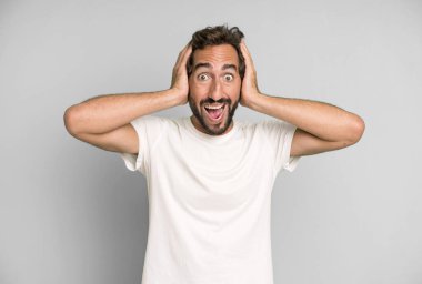 Genç çılgın adam mutlu, kaygısız, arkadaş canlısı ve rahat görünüyor. Hayattan ve başarıdan keyif alıyor, olumlu bir tavırla.