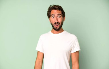 Genç çılgın adam korkmuş ve şok olmuş hissediyor, ağzı açık şaşkınlık içinde.
