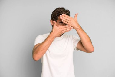 Genç çılgın adam kameraya hayır diyen iki eliyle yüzünü kapatıyor! Resimler reddediliyor ya da yasaklanıyor