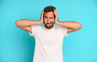 Genç çılgın adam hayal kırıklığına uğramış ve sıkılmış hissediyor, başarısızlıktan bıkmış ve bıkmış, sıkıcı işlerden bıkmış