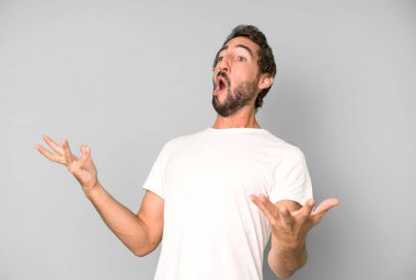 Genç çılgın adam opera yapıyor ya da konserde şarkı söylüyor, romantik, sanatsal ve tutkulu hissediyor.