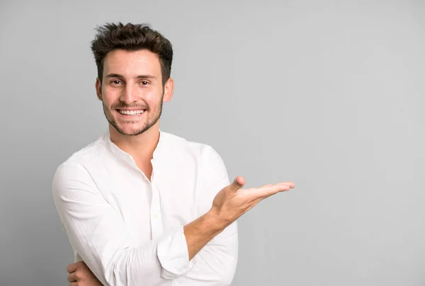 Jonge Knappe Man Geïsoleerd Met Een Kopieerruimte — Stockfoto