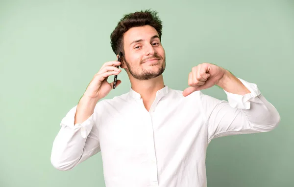 Mladý Pohledný Muž Izolovaný Pomocí Telefonu — Stock fotografie