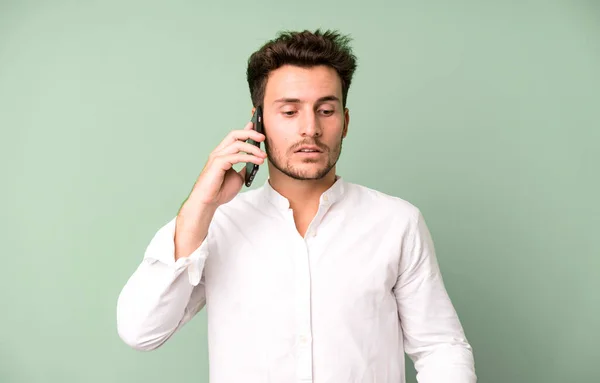 Jonge Knappe Man Geïsoleerd Met Behulp Van Zijn Telefoon — Stockfoto