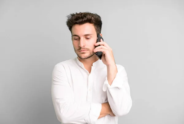 Ung Stilig Man Isolerad Med Sin Telefon — Stockfoto