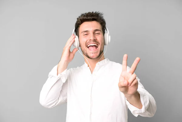 Joven Guapo Hombre Aislado Escuchando Música Bailando Con Sus Auriculares — Foto de Stock