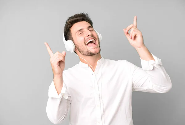 Ung Stilig Man Isolerad Lyssna Musik Och Dansa Med Sina — Stockfoto