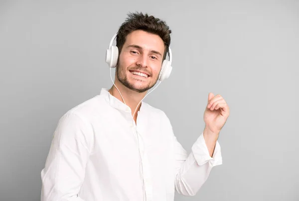 Ung Stilig Man Isolerad Lyssna Musik Och Dansa Med Sina — Stockfoto