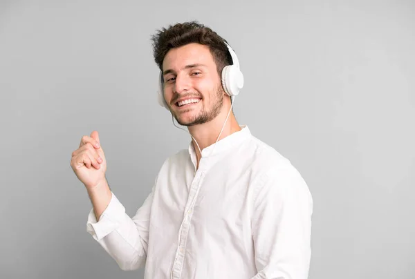 Jovem Bonito Homem Isolado Ouvir Música Dançar Com Seus Fones — Fotografia de Stock