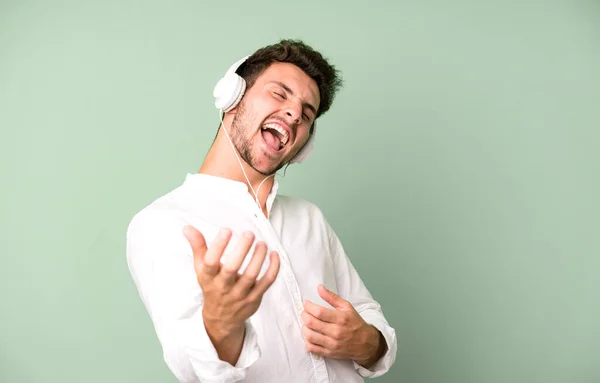 Jovem Bonito Homem Isolado Ouvir Música Dançar Com Seus Fones — Fotografia de Stock