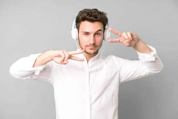 Jonge Knappe Man Geïsoleerd Luisteren Muziek Dansen Met Zijn Hoofdtelefoon — Stockfoto