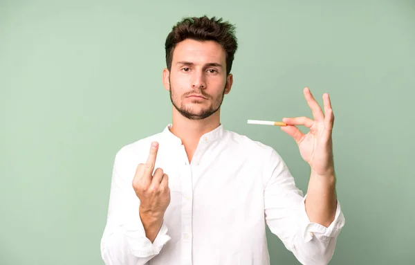 Jonge Knappe Man Geïsoleerd Met Een Sigaret — Stockfoto