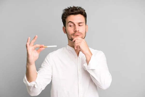 Genç Yakışıklı Bir Adam Izole Edilmiş Elinde Sigara Tutuyor — Stok fotoğraf