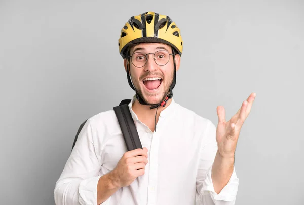 Jeune Homme Affaires Beau Isolé Avec Casque Vélo — Photo