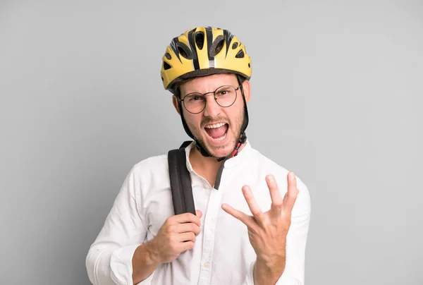 自転車のヘルメットで隔離された若いハンサムなビジネスマン — ストック写真