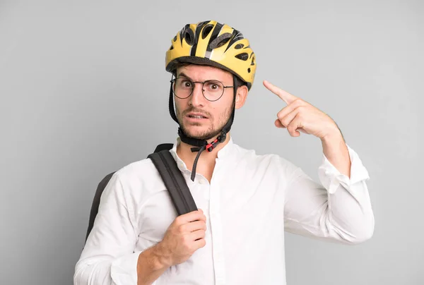 自転車のヘルメットで隔離された若いハンサムなビジネスマン — ストック写真