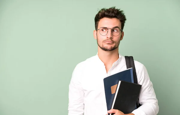 Junger Gutaussehender Mann Isoliert Mit Einer Tasche Und Büchern Studentenkonzept — Stockfoto