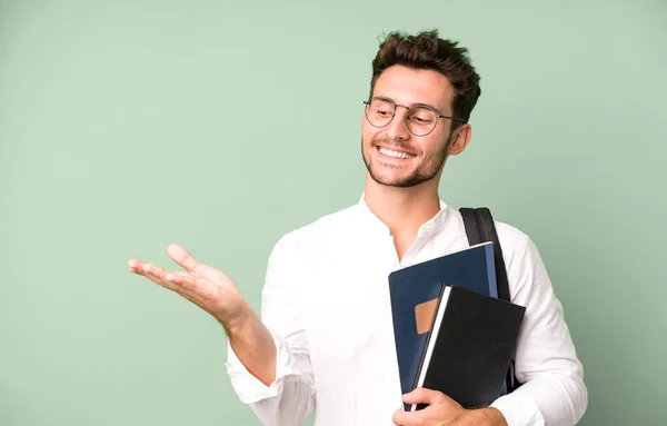 Mladý Pohledný Muž Izolovaný Taškou Knihami Koncepce Vysokoškolského Studenta — Stock fotografie