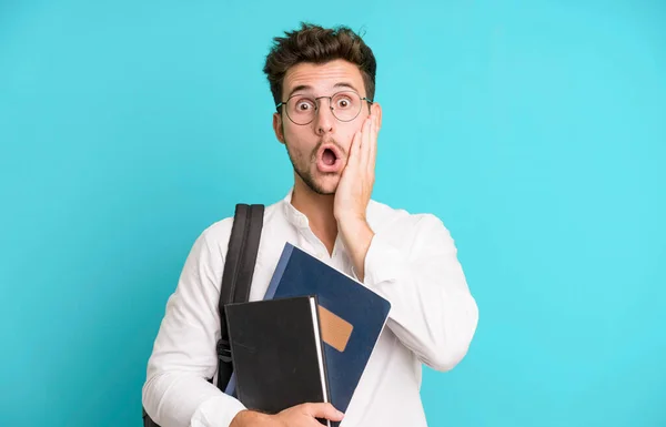 Joven Hombre Guapo Aislado Con Una Bolsa Libros Concepto Estudiante — Foto de Stock