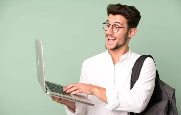 Joven Hombre Guapo Aislado Con Ordenador Portátil Concepto Estudiante Universitario — Foto de Stock