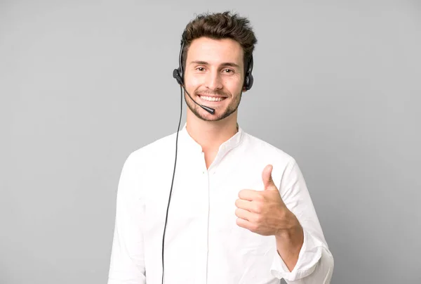 Ung Stilig Man Isolerad Med Operatörshörlurar Och Mikro Telemarketing Koncept — Stockfoto