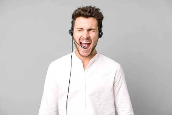 Joven Hombre Guapo Aislado Con Auriculares Operador Micro Concepto Telemarketing —  Fotos de Stock