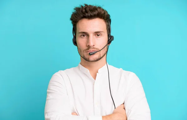 Operatör Kulaklığı Mikrofonuyla Izole Edilmiş Genç Yakışıklı Bir Adam Tele — Stok fotoğraf