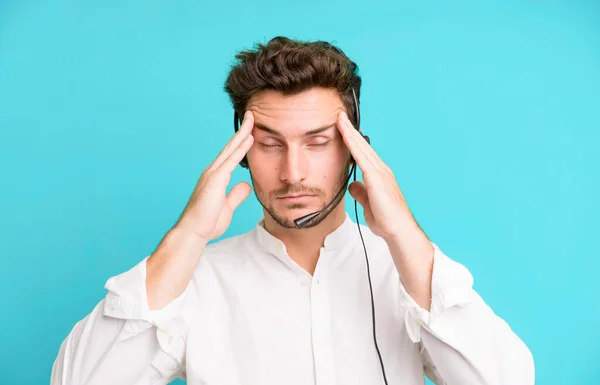 Junger Gutaussehender Mann Isoliert Mit Kopfhörer Und Mikrofon Telemarketing Konzept — Stockfoto