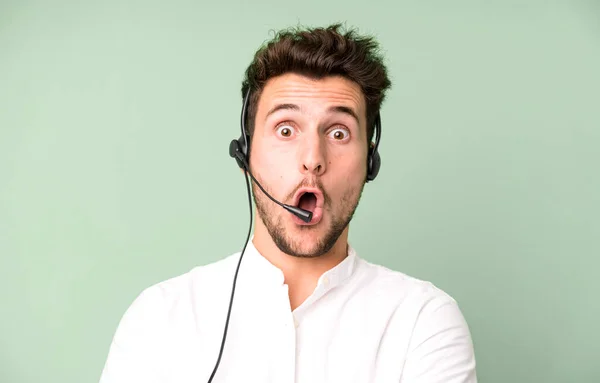 Joven Hombre Guapo Aislado Con Auriculares Operador Micro Concepto Telemarketing —  Fotos de Stock