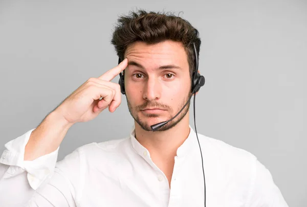 Joven Hombre Guapo Aislado Con Auriculares Operador Micro Concepto Telemarketing —  Fotos de Stock