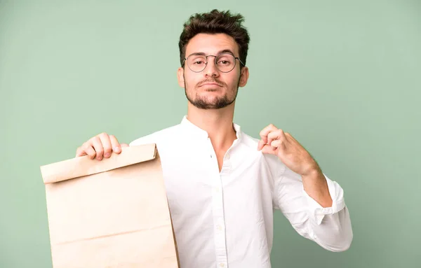 Jovem Homem Bonito Empregado Com Saco Papel Comida Take Away — Fotografia de Stock