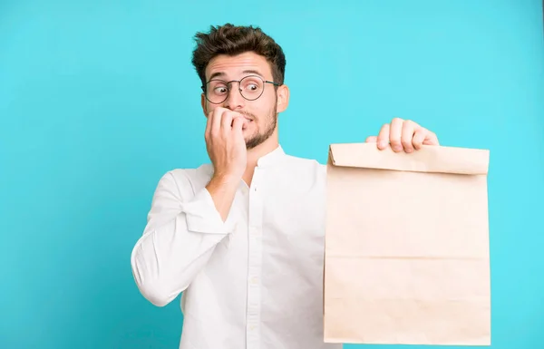 Giovane Uomo Dipendente Bello Con Sacchetto Carta Cibo Asporto — Foto Stock