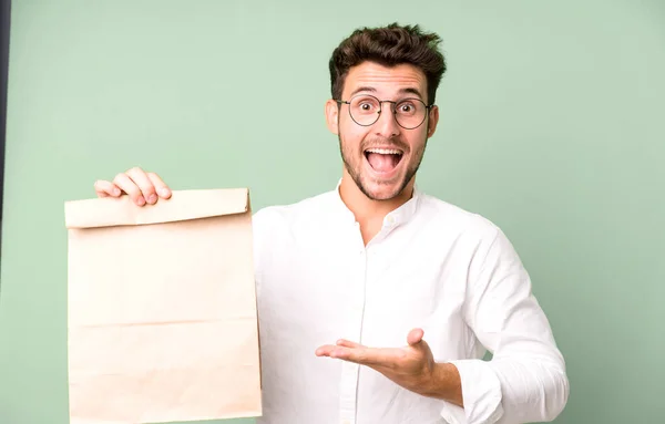 Jovem Homem Bonito Empregado Com Saco Papel Comida Take Away — Fotografia de Stock