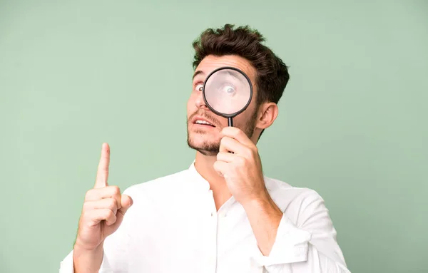 Jonge Knappe Man Met Een Vergrootglas Zoek Vindconcept — Stockfoto