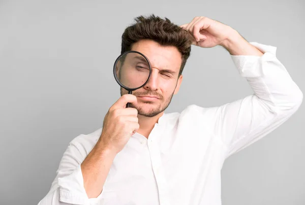 Jonge Knappe Man Met Een Vergrootglas Zoek Vindconcept — Stockfoto